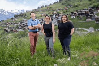 François Biollaz, Corinne Card, Elodie Vuichoud devant le village de Vernamiège